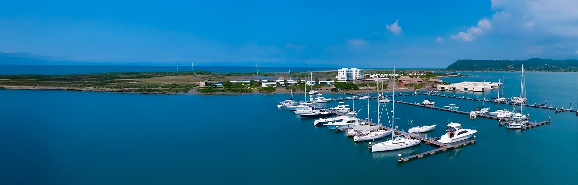 Marina Puerto Velero: hotel de lujo con vistas al mar y yates.