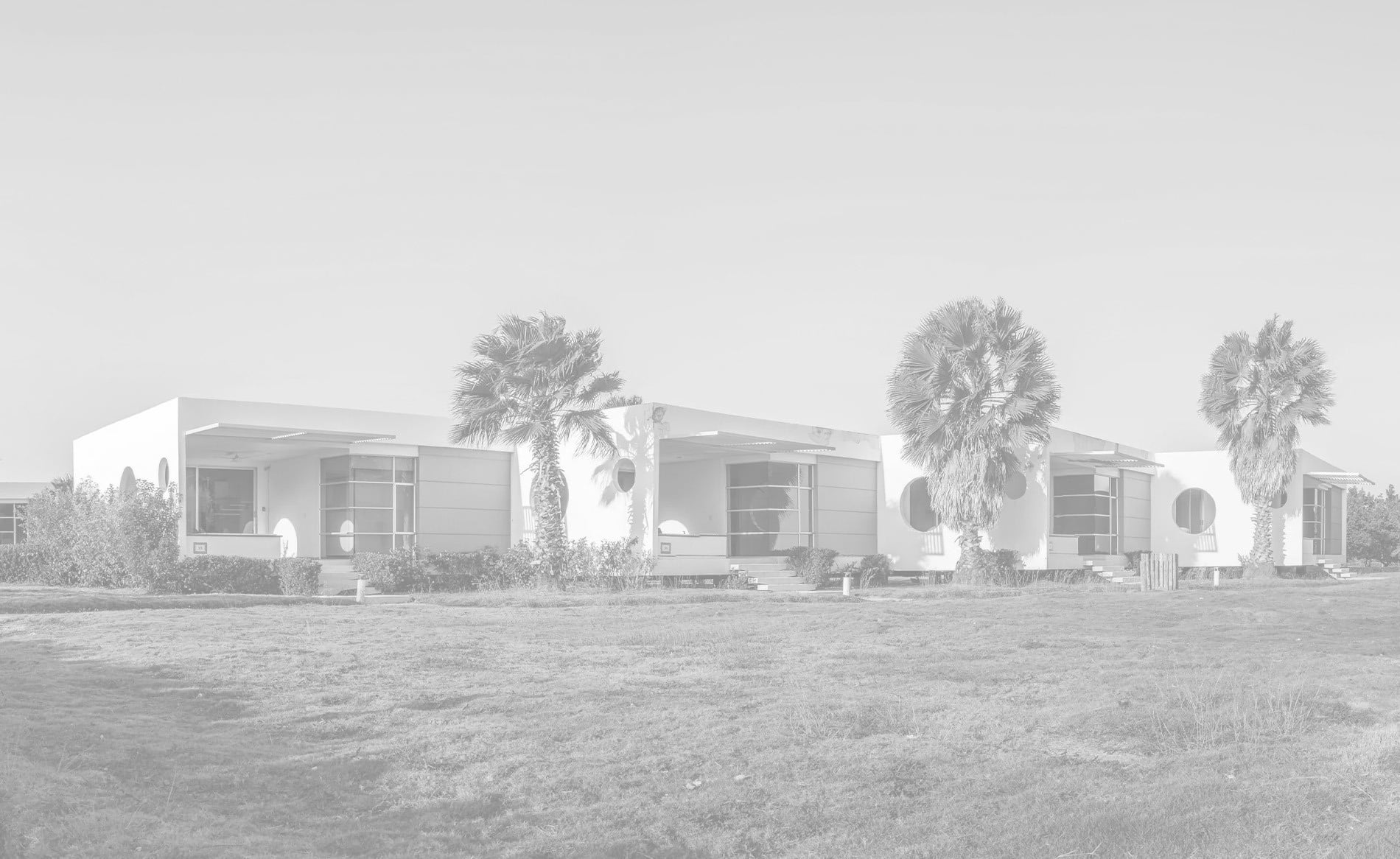 Hotel moderno junto a la Marina Puerto Velero con palmeras y césped.=s1900