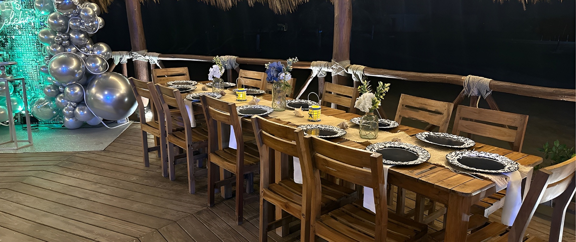 Elegante mesa de comedor al aire libre en Marina Puerto Velero, lista para una celebración.