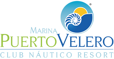 Logo de Marina Puerto Velero: club náutico resort con concha y sol.