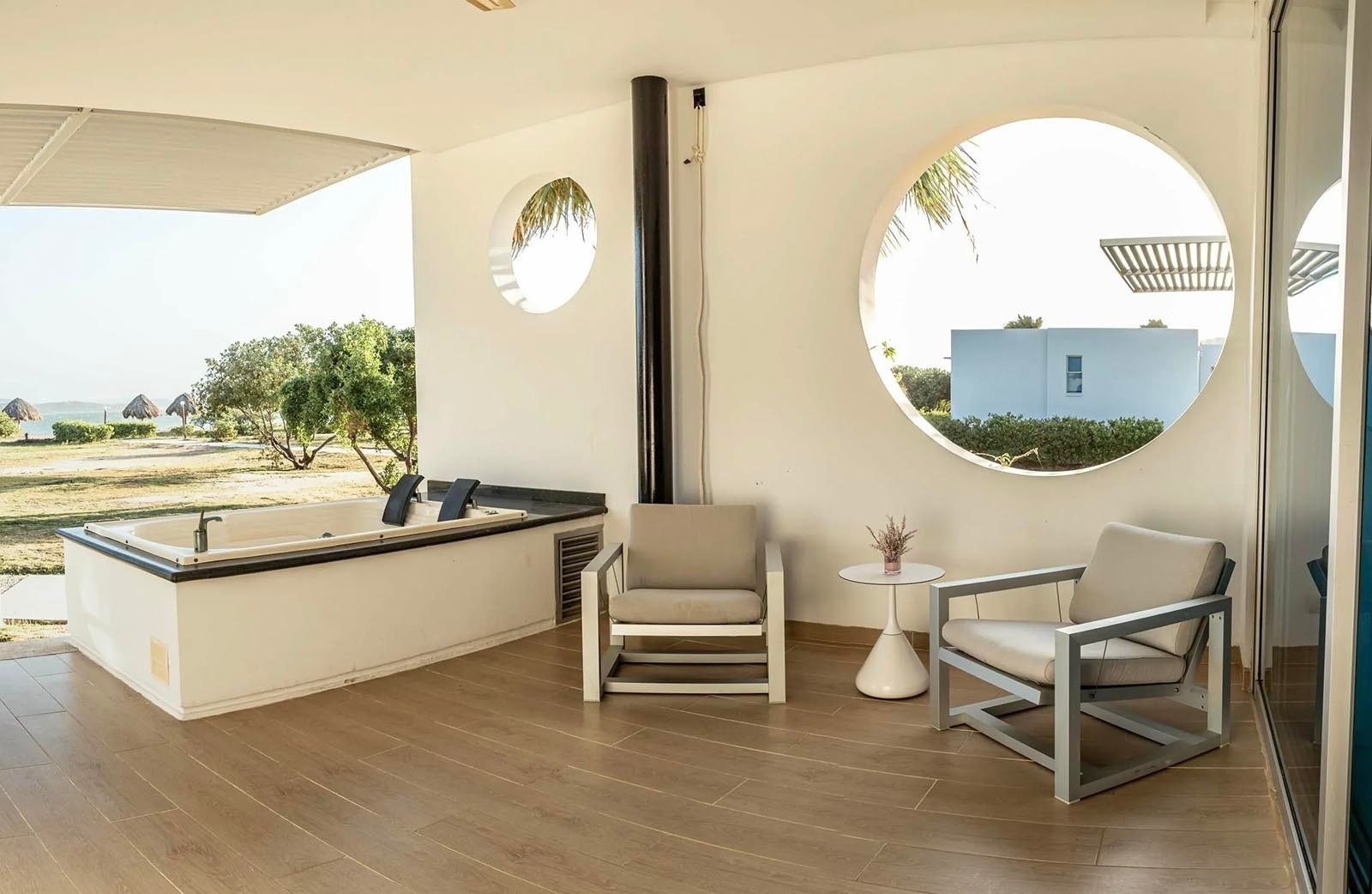 Jacuzzi exterior con vista al mar en Marina Puerto Velero