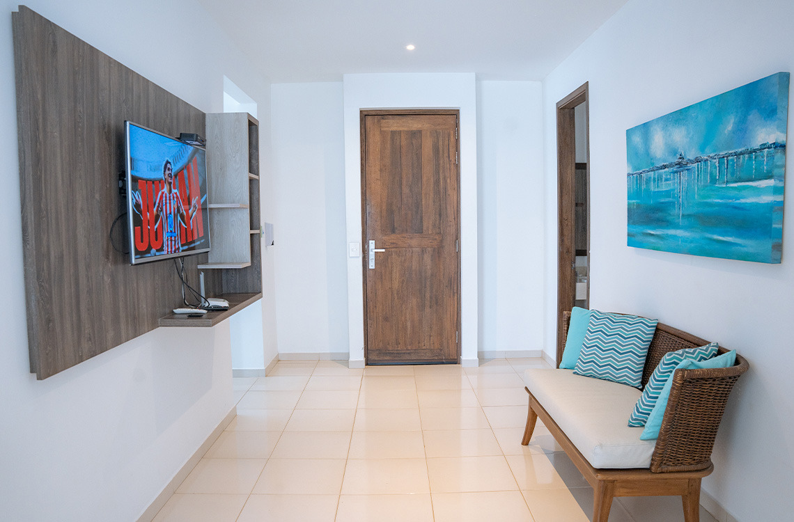 Sofá y arte abstracto en pasillo de hotel, cerca de Marina Puerto Velero.