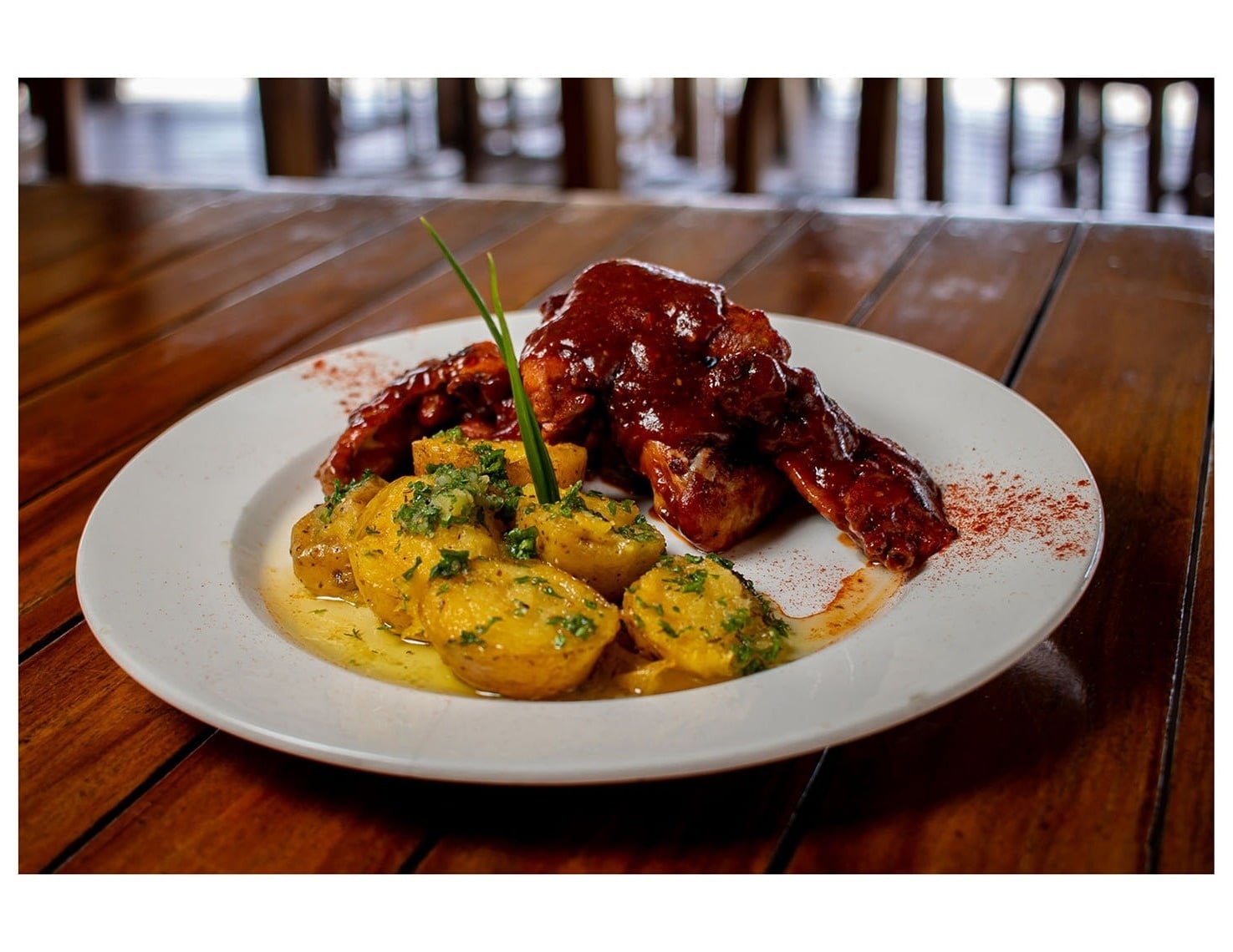 Costillas BBQ con patatas rústicas en Marina Puerto Velero.
