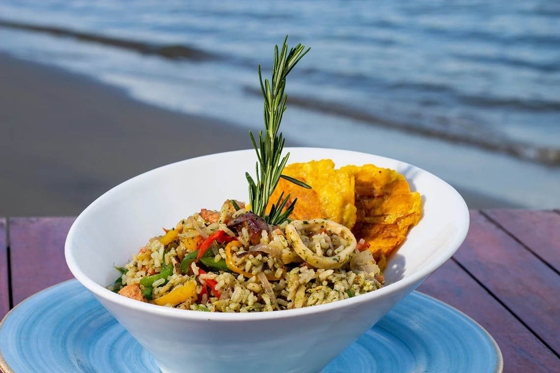 Arroz con mariscos y patacones en Marina Puerto Velero, vista al mar.