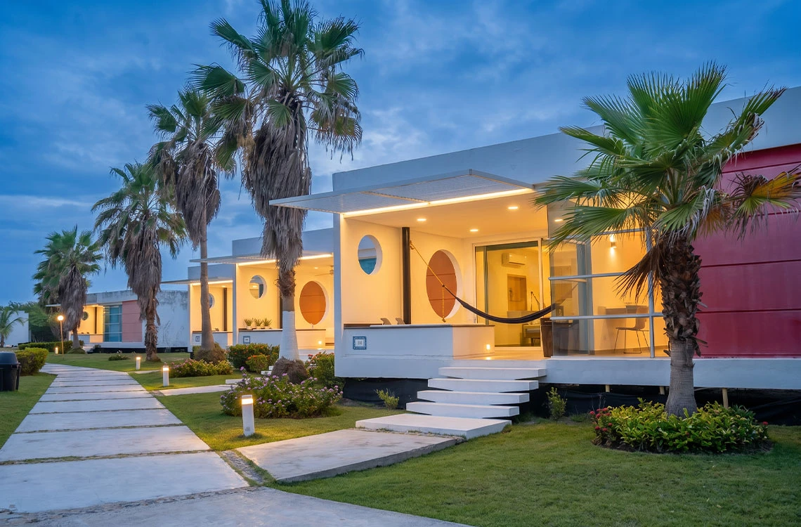 Modern cabañas frente al mar con hamacas. Marina Puerto Velero.