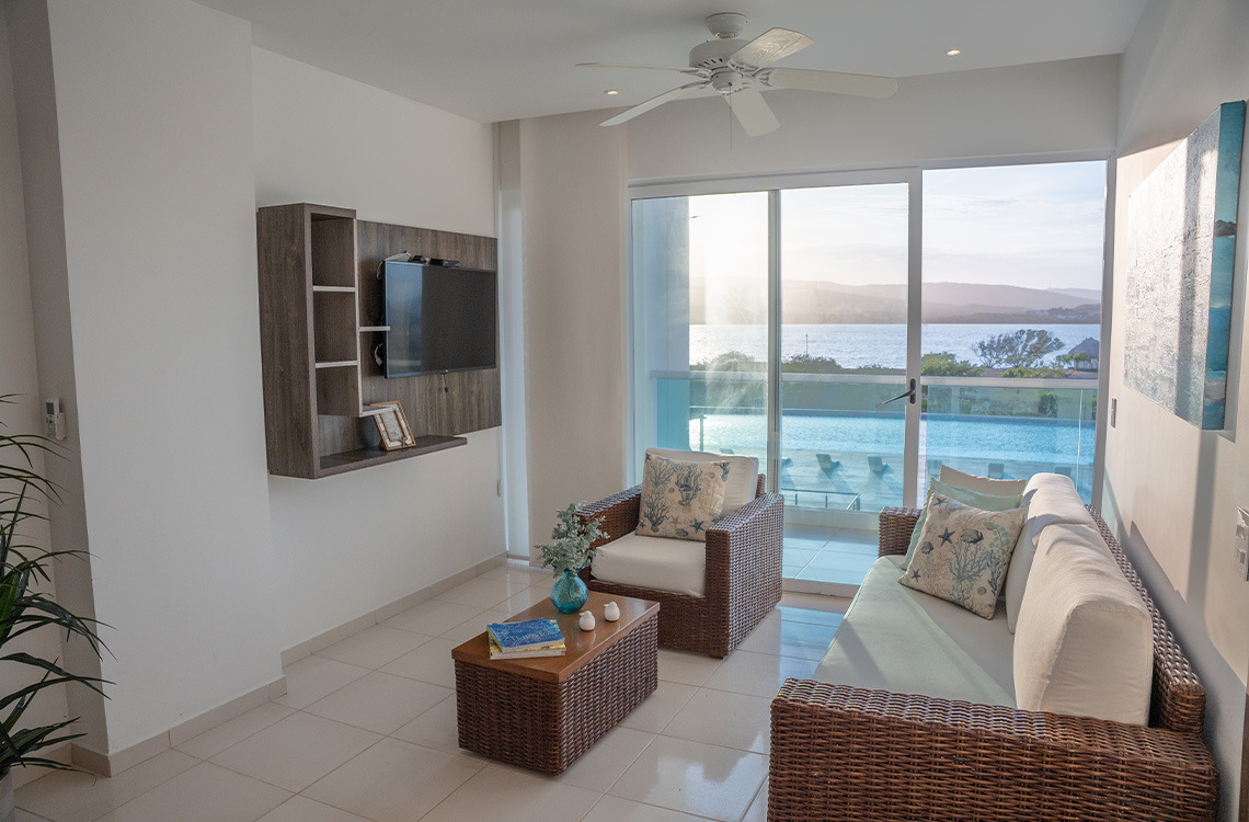 Sala de estar con vista al mar y piscina, ideal para tu Marina Puerto Velero.