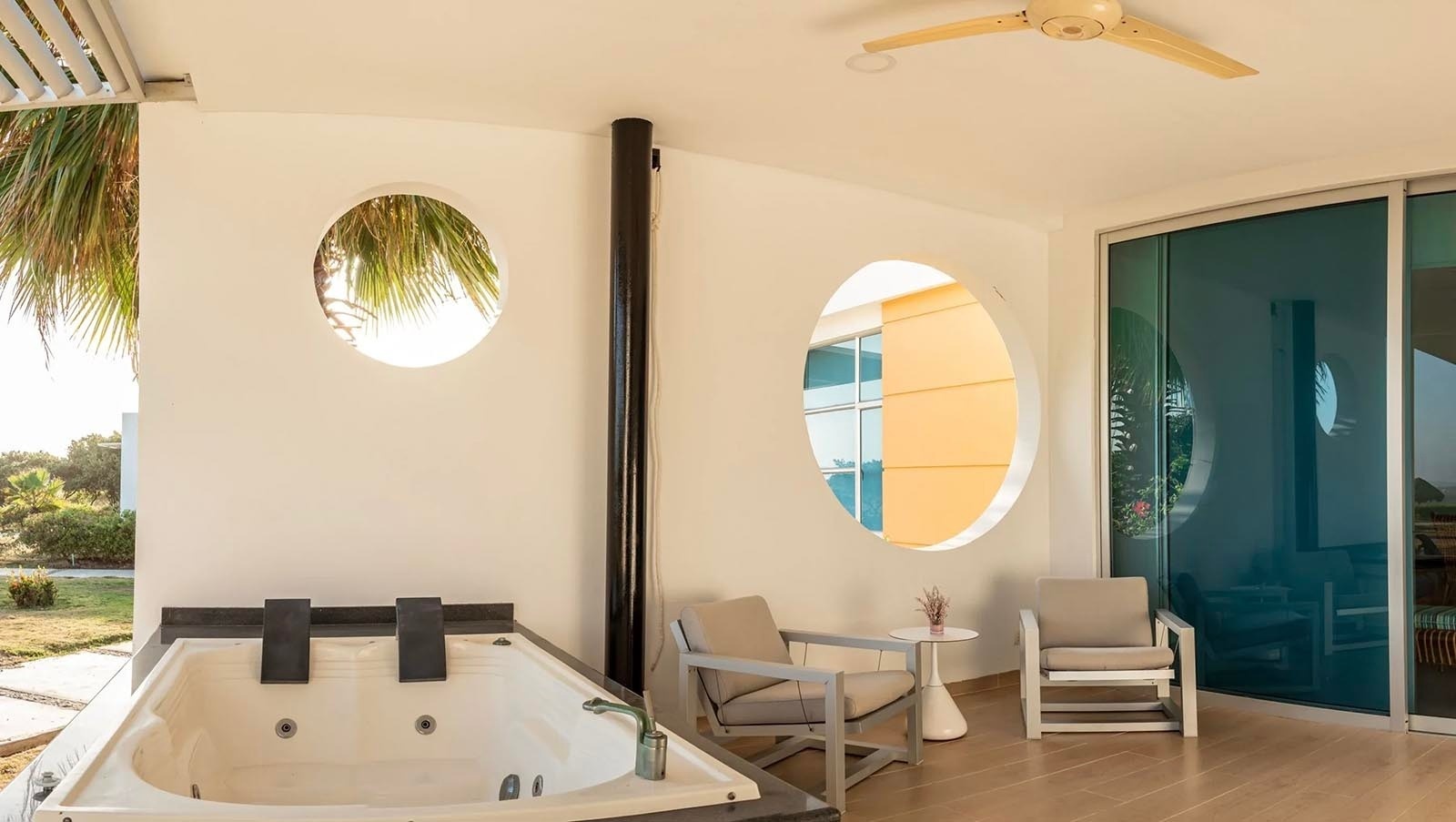Jacuzzi exterior con vista al mar en Marina Puerto Velero, ideal para relajarse.