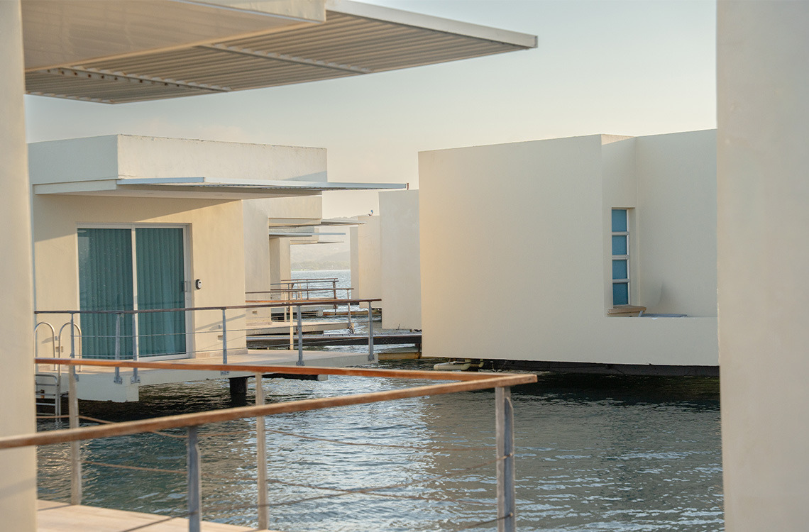 Villas sobre el agua Marina Puerto Velero con acceso directo al mar y vistas al amanecer.