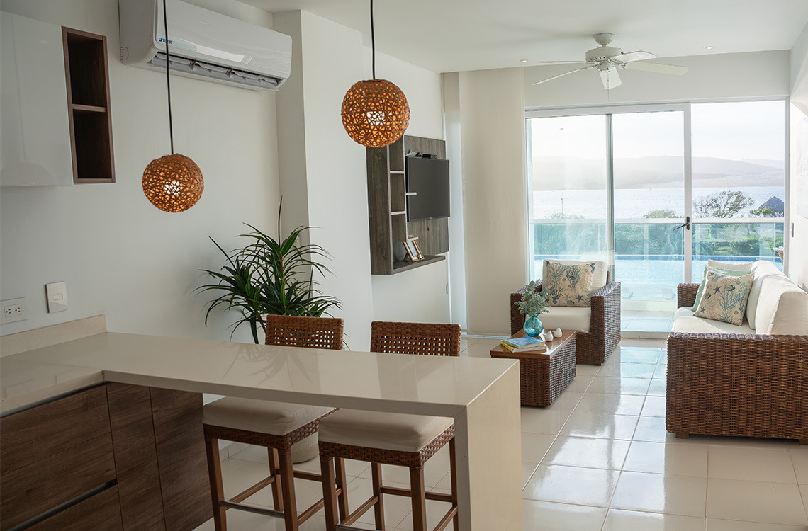 Habitación con vista al mar Marina Puerto Velero, sala, cocina y balcón.