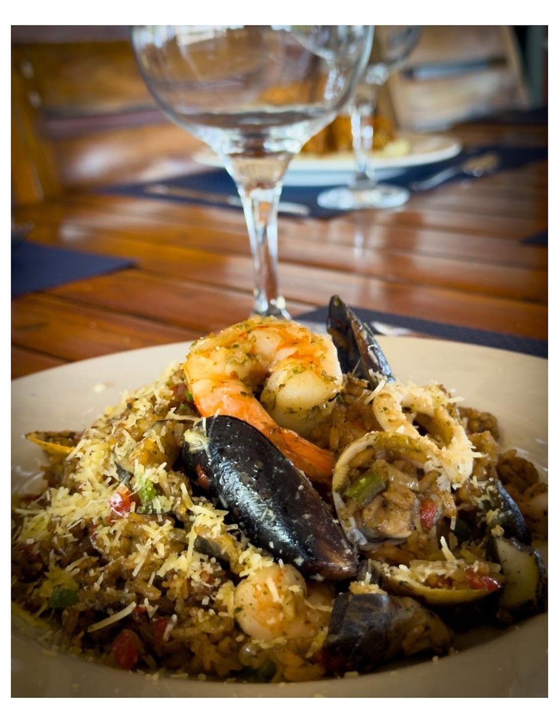 Plato de mariscos y arroz, perfecto para disfrutar en Marina Puerto Velero.
