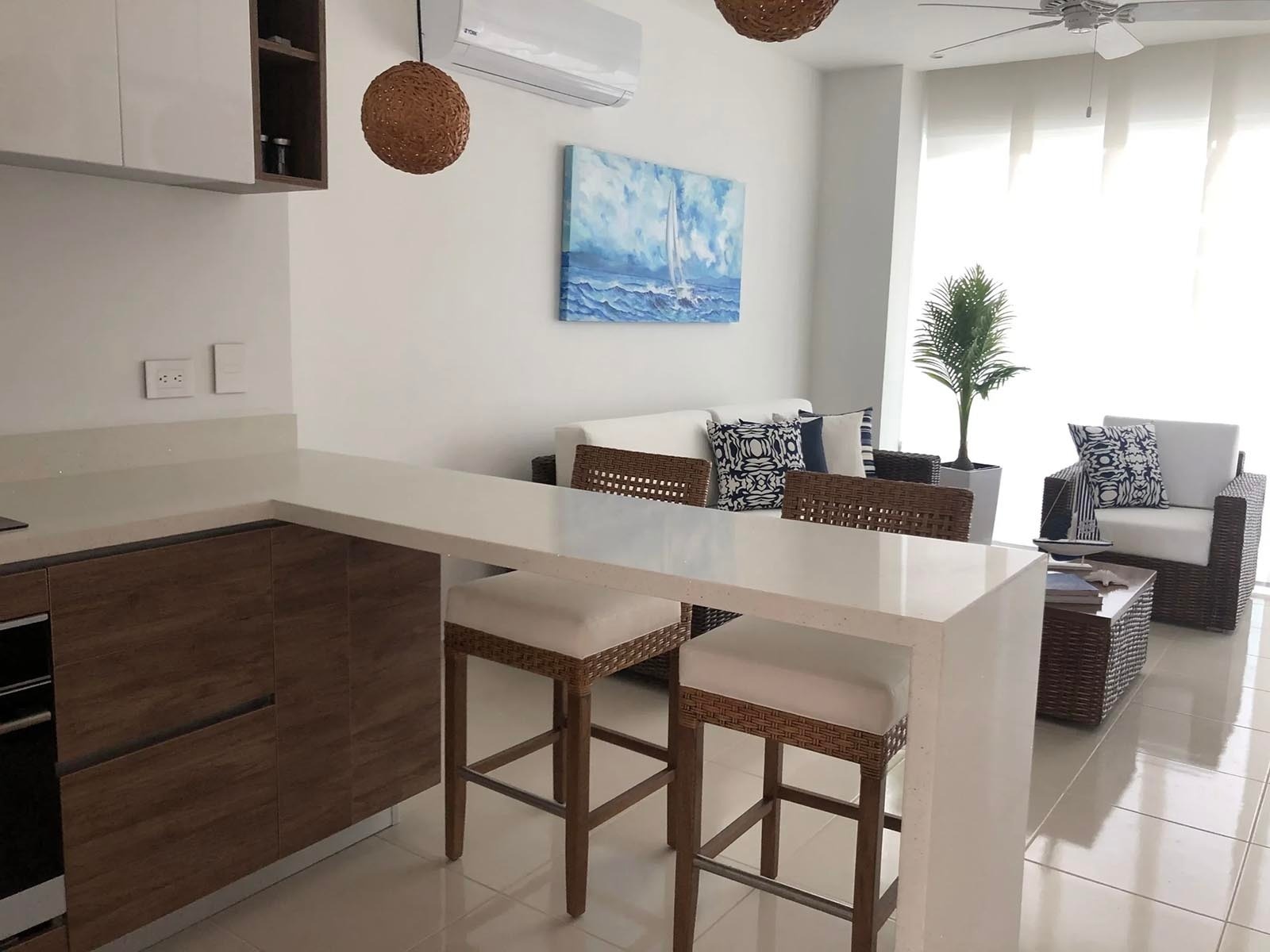 Cocina moderna y sala de estar con vista a Marina Puerto Velero