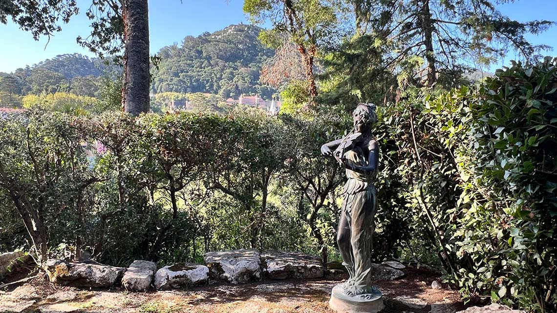 Escultura Marmoris: Corporative em jardim com vista para colinas e palácio ao longe
