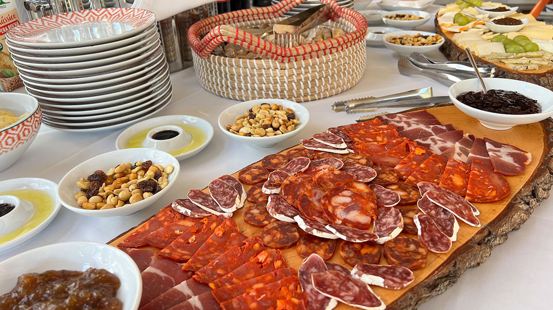 Buffet de frios e queijos em hotel. Marmoris: Corporative