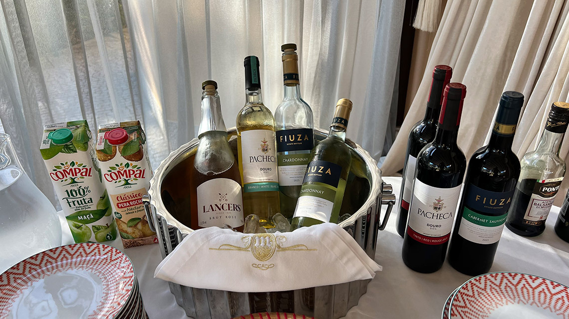 Deguste vinhos e sucos na sala de estar do hotel, uma experiência Marmoris: Corporative.