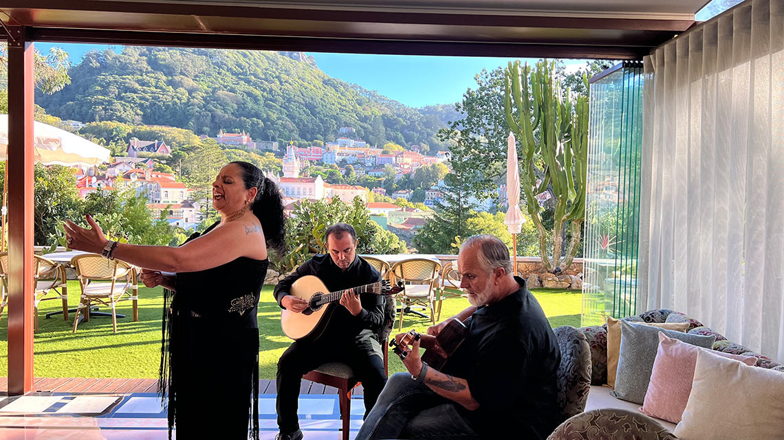 Performers em Marmoris: Corporative: fadista e guitarristas com vista para Sintra.