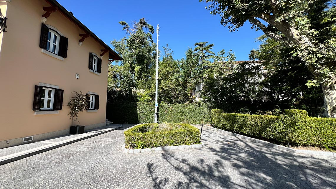 Casa de luxo com jardim paisagístico, ideal para sua Marmoris: Corporative.