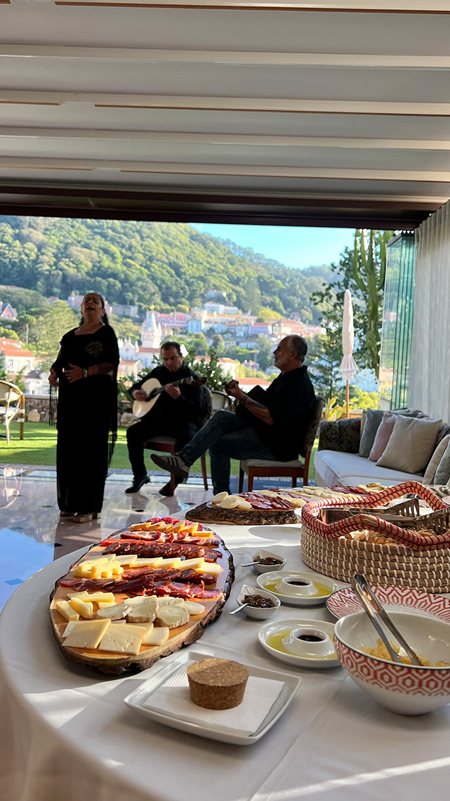 Música ao vivo e menu com queijos e enchidos, uma experiência de hotel Marmoris: Corporative com vista para a paisagem portuguesa.