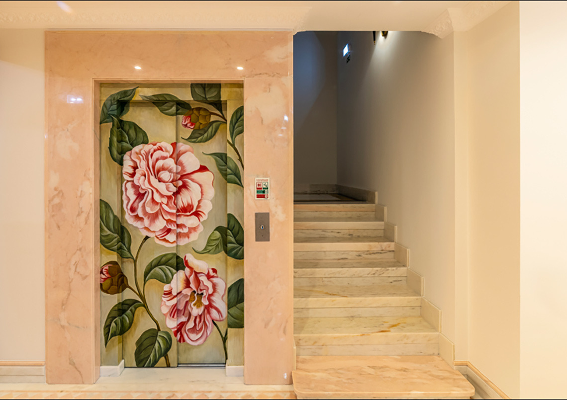 Ascensor decorado con flores y escaleras de mármol en hotel. Marmoris: Corporative