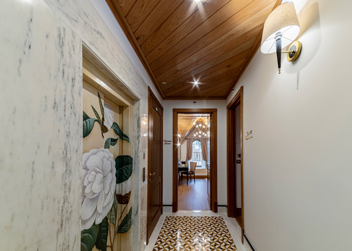 Pasillo de hotel de lujo con ascensor floral, techo de madera y Marmoris: Corporative elegante.