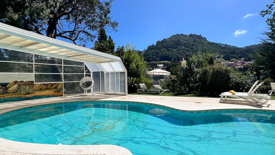 Piscina aquecida com vista para montanhas e lounge, perfeita para relaxar em seu Marmoris: Corporative.