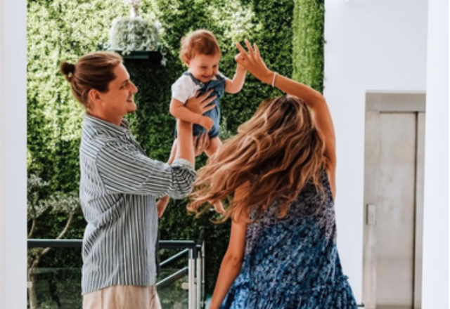 A imagem apresenta, lado a lado, uma pessoa a receber uma massagem num spa e uma família feliz com um bebé num ambiente exterior moderno.