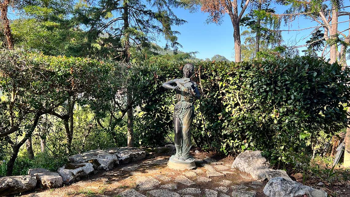 Escultura de um violinista em um jardim paisagístico em um hotel Marmoris: Corporative.