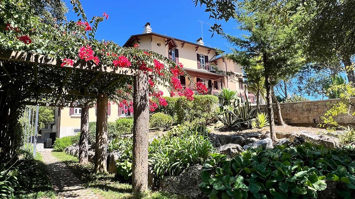 Maravilloso jardín en Marmoris: Corporative con pérgola floral y vistas a la casa.
