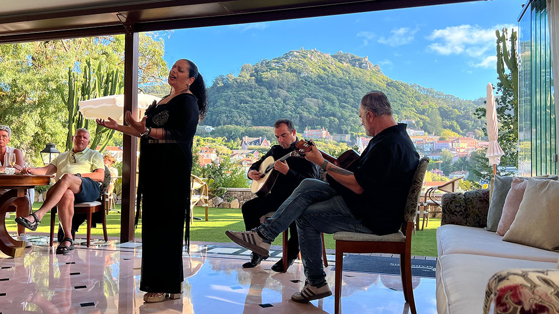 Cantora e guitarristas em varanda com vistaMarmoris: Corporative para montanha e cidade.