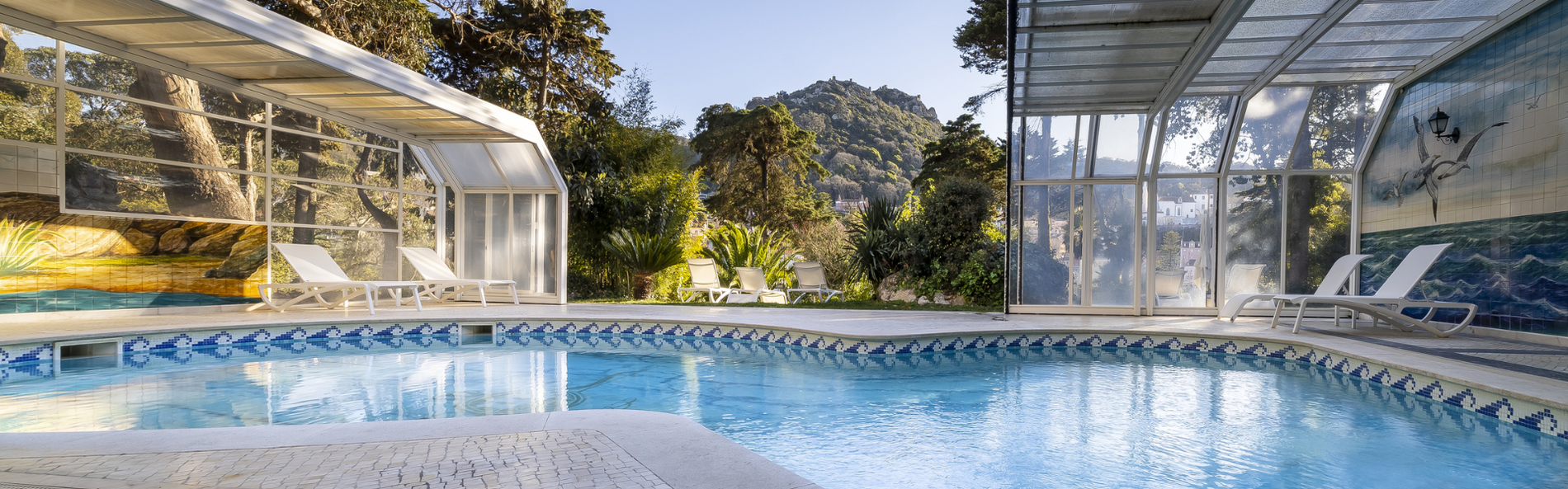 uma grande piscina coberta com cadeiras ao redor