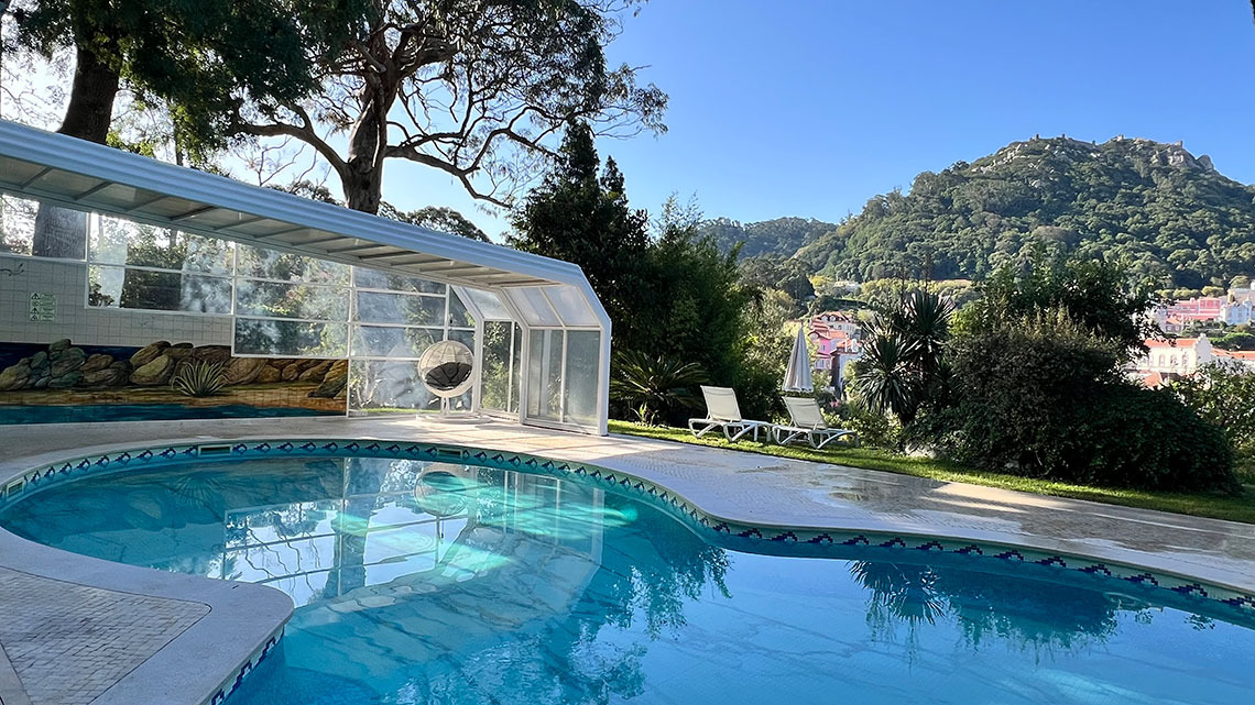Piscina com vista deslumbrante Marmoris: Corporative e paisagem montanhosa.