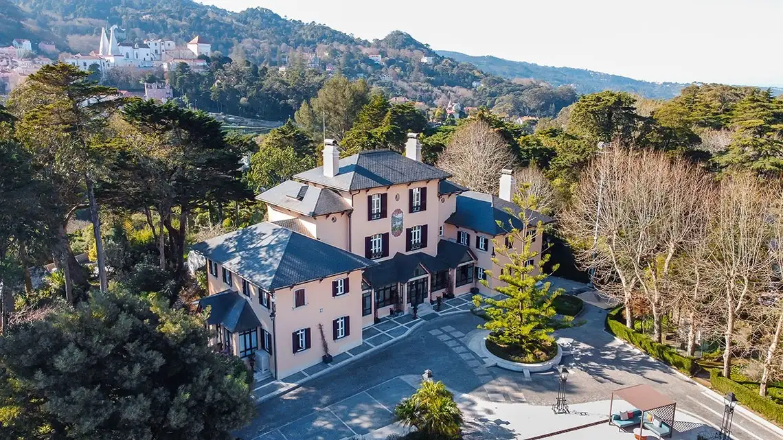 Marmoris Hotels: mansão rosa rodeada de árvores e com vista para a serra em Sintra