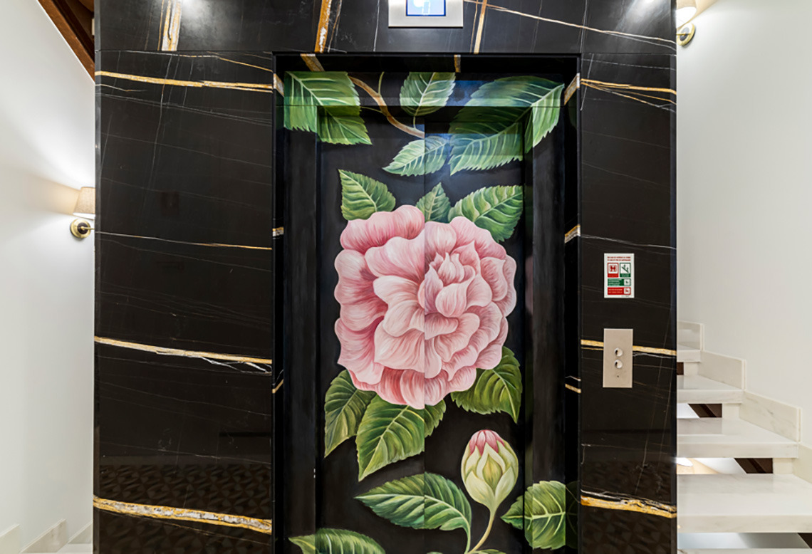 Ascensor de mármol negro con flores pintadas, ideal para Marmoris: Corporative.