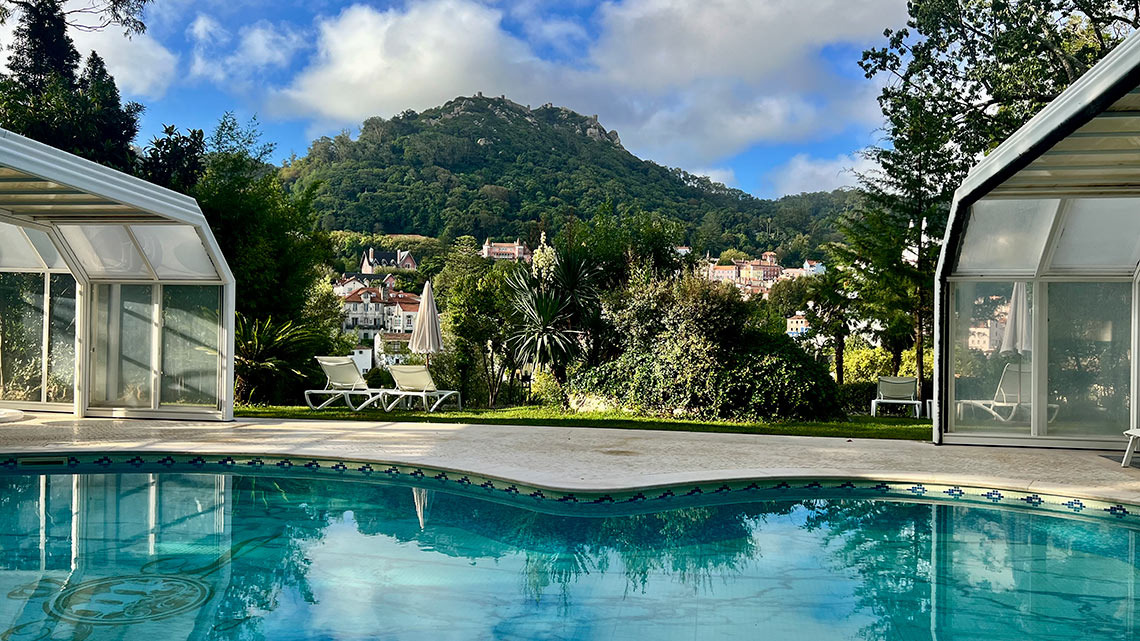 Piscina com vista para Castelo da Pena em Sintra. Marmoris: Corporative ideal para férias.