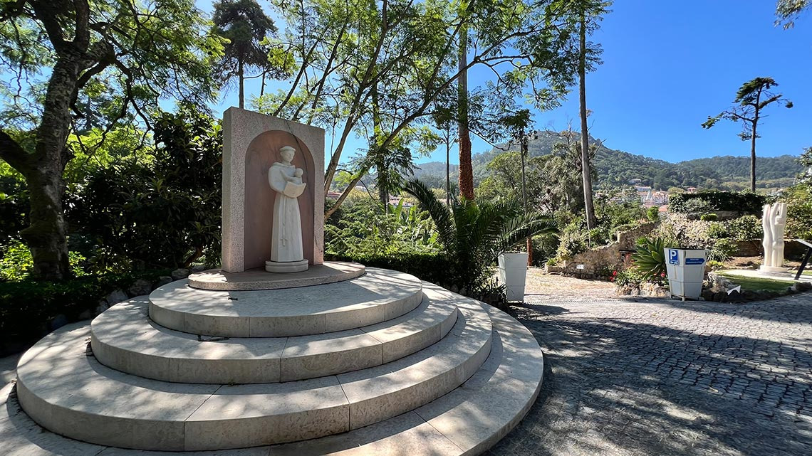 Estátua de Santo Antônio em jardins com vista para Marmoris: Corporative.