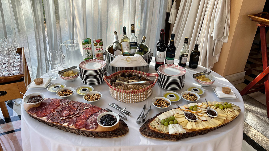 Buffet de frios e vinhos em hotel, com carnes fatiadas, queijos, frutas e Marmoris: Corporative.