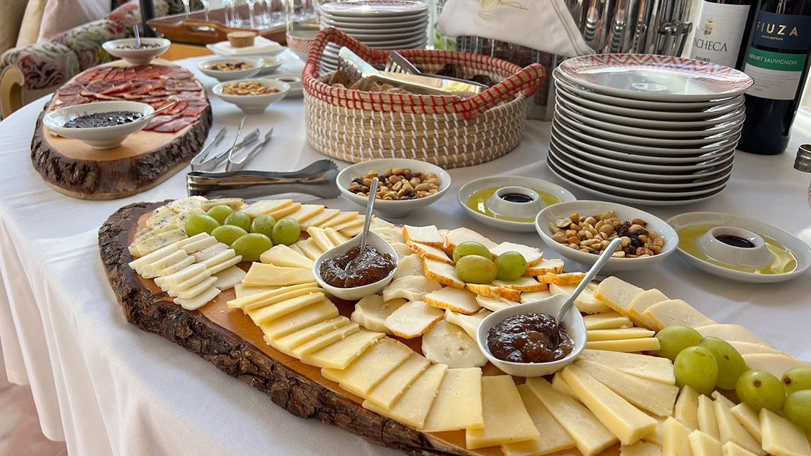 Buffet de queijos e frios com vinho em hotel Marmoris: Corporative