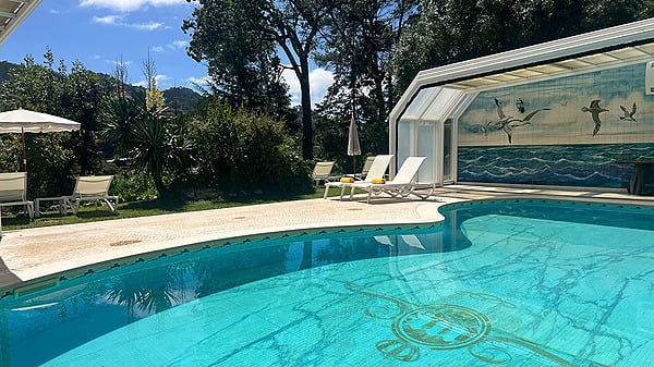 Piscina Marmoris: Corporativo. Desfrute da piscina interior com murais marítimos.