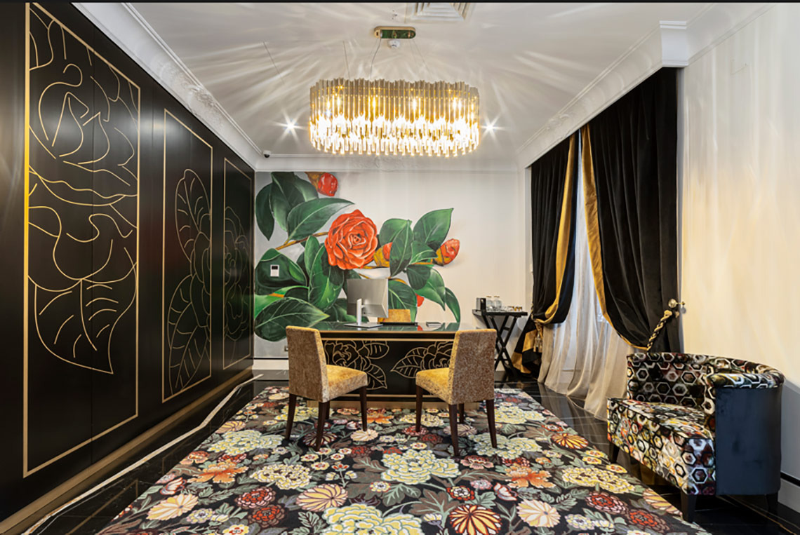 Elegante recepción de hotel con mural de flores, lámpara colgante y alfombra floral. Marmoris: Corporative