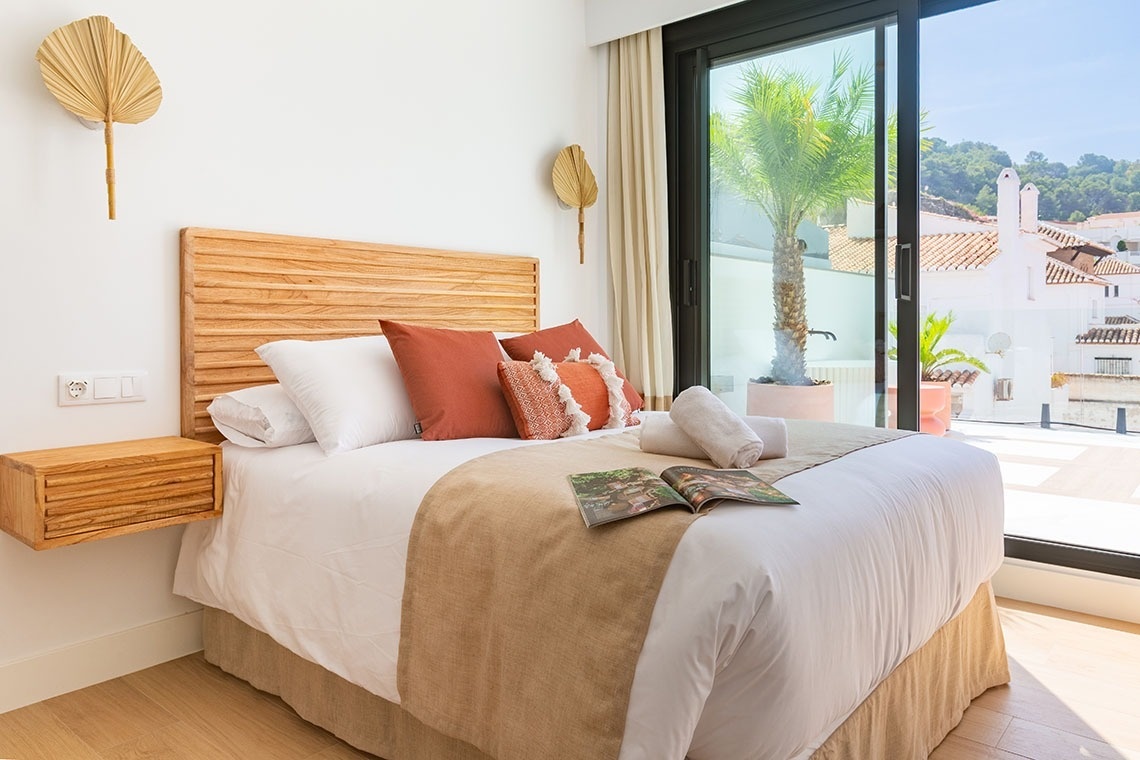 una cama con una revista encima de ella