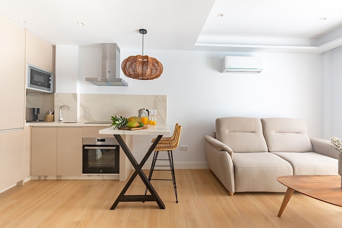 una cocina y una sala de estar con un sofá y una mesa