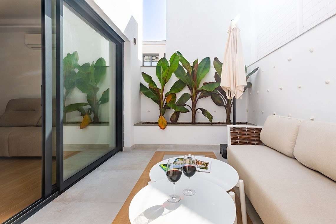 una mesa con dos copas de vino y una revista sobre ella