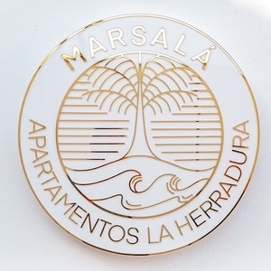 un logotipo blanco y dorado para marsala apartamentos la herradura