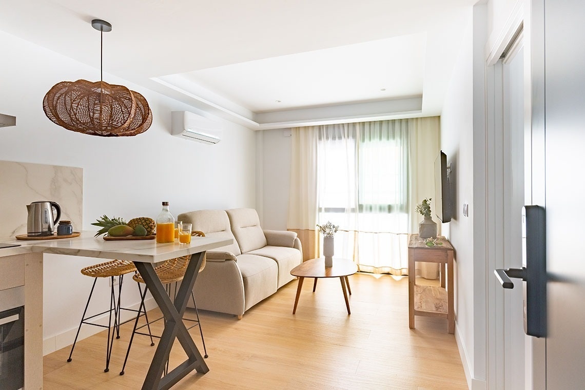 una sala de estar con un sofá y una mesa de comedor