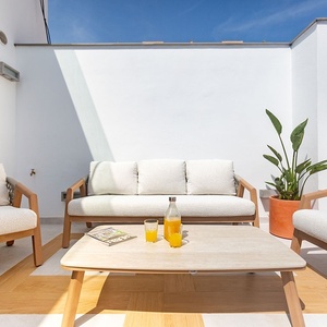 una mesa con una botella de jugo y una revista sobre ella