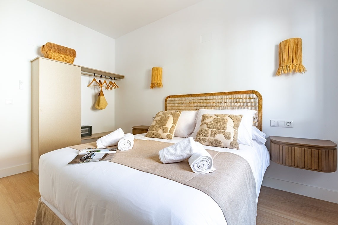 un dormitorio con una cama y una mesita de noche