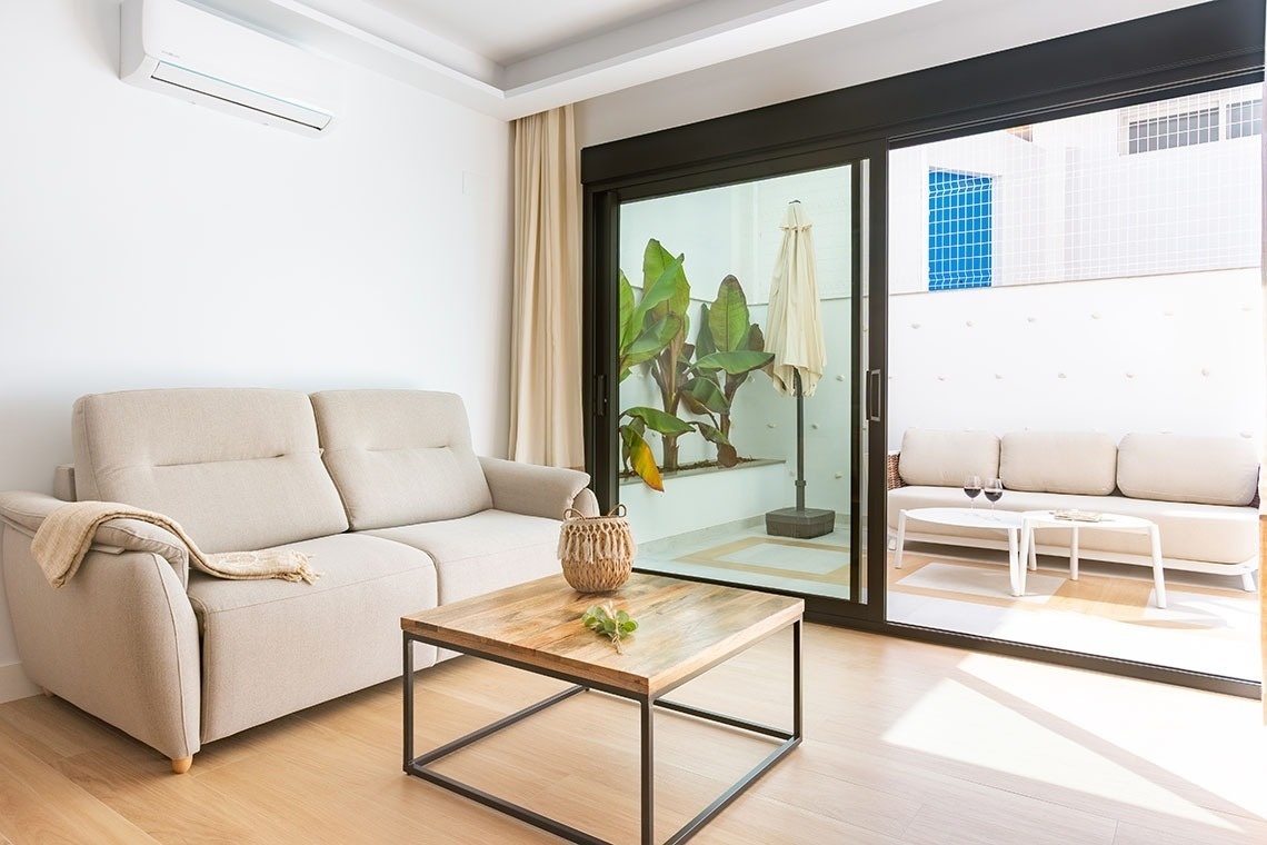 una sala de estar con un sofá y una mesa de madera