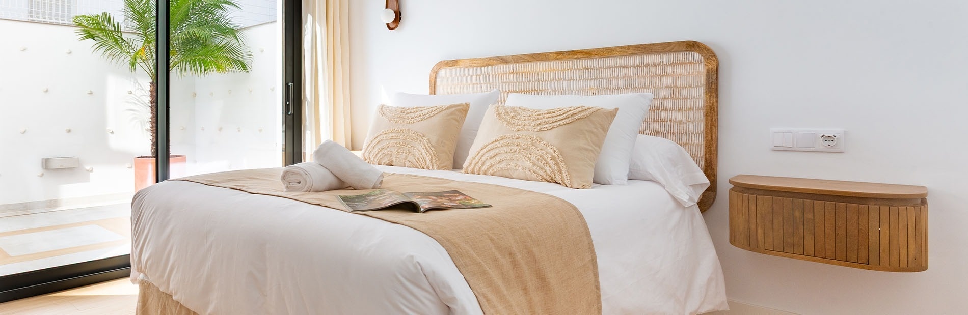 una cama con una revista encima de ella