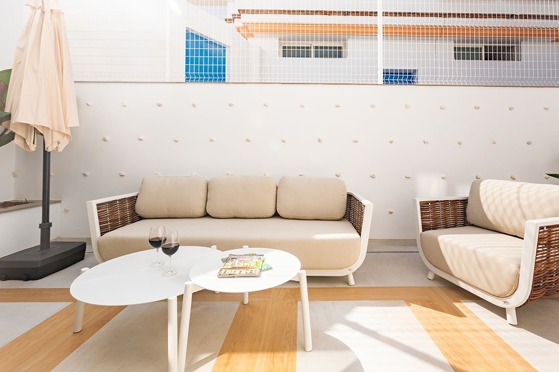 una mesa blanca con dos copas de vino y una revista sobre ella