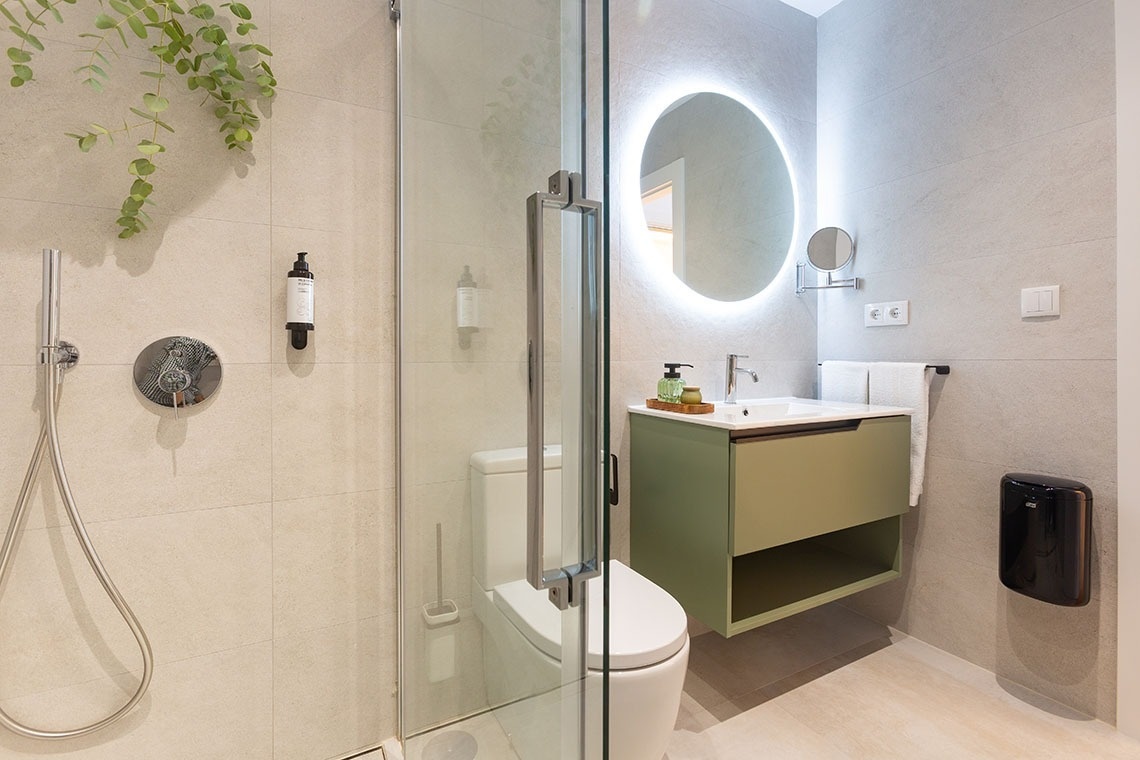 un baño con inodoro , lavabo y espejo