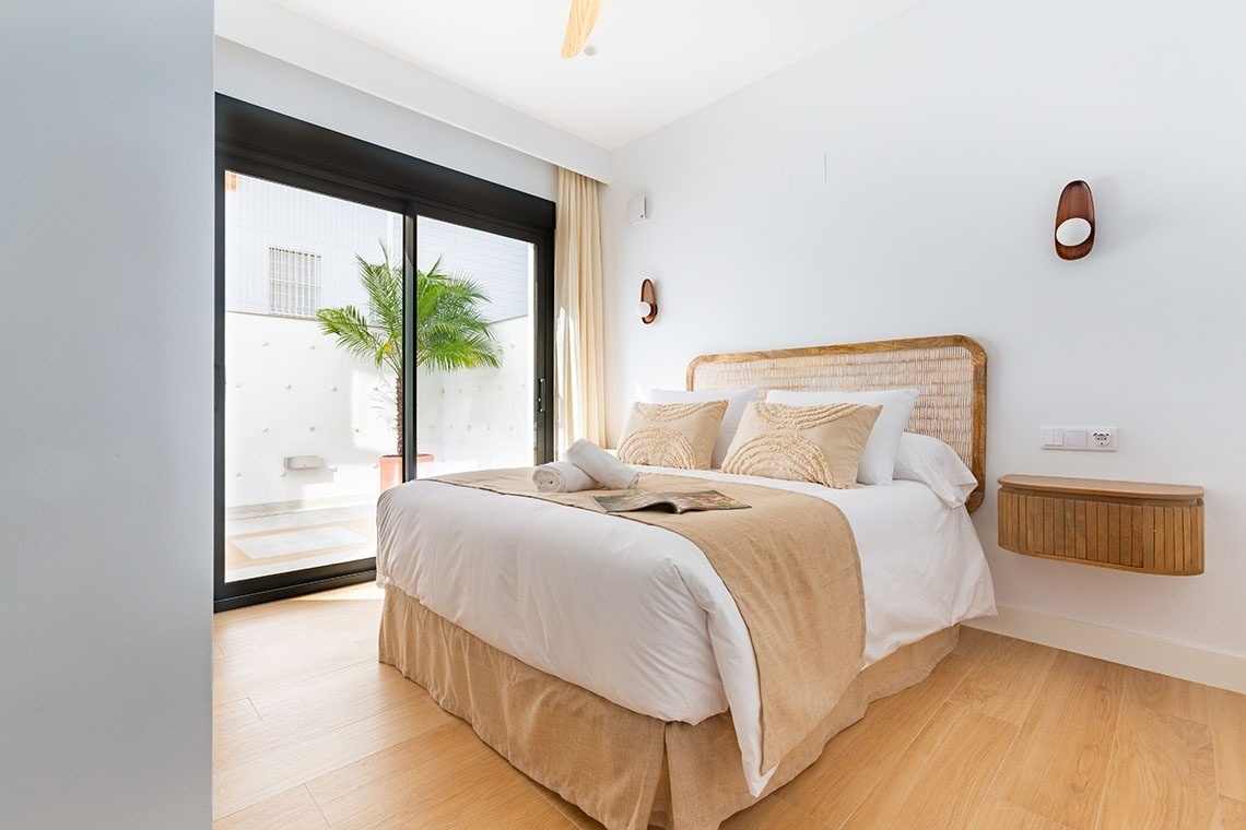 una cama con una revista encima de ella